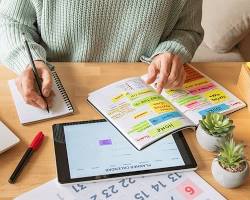 Persona planificando sus finanzas para empezar a invertir desde cero.