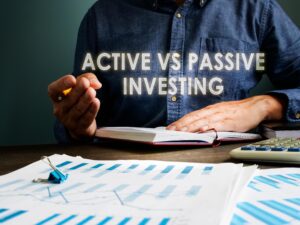 Comparativa entre inversión pasiva vs activa mostrando la diferencia de complejidad.