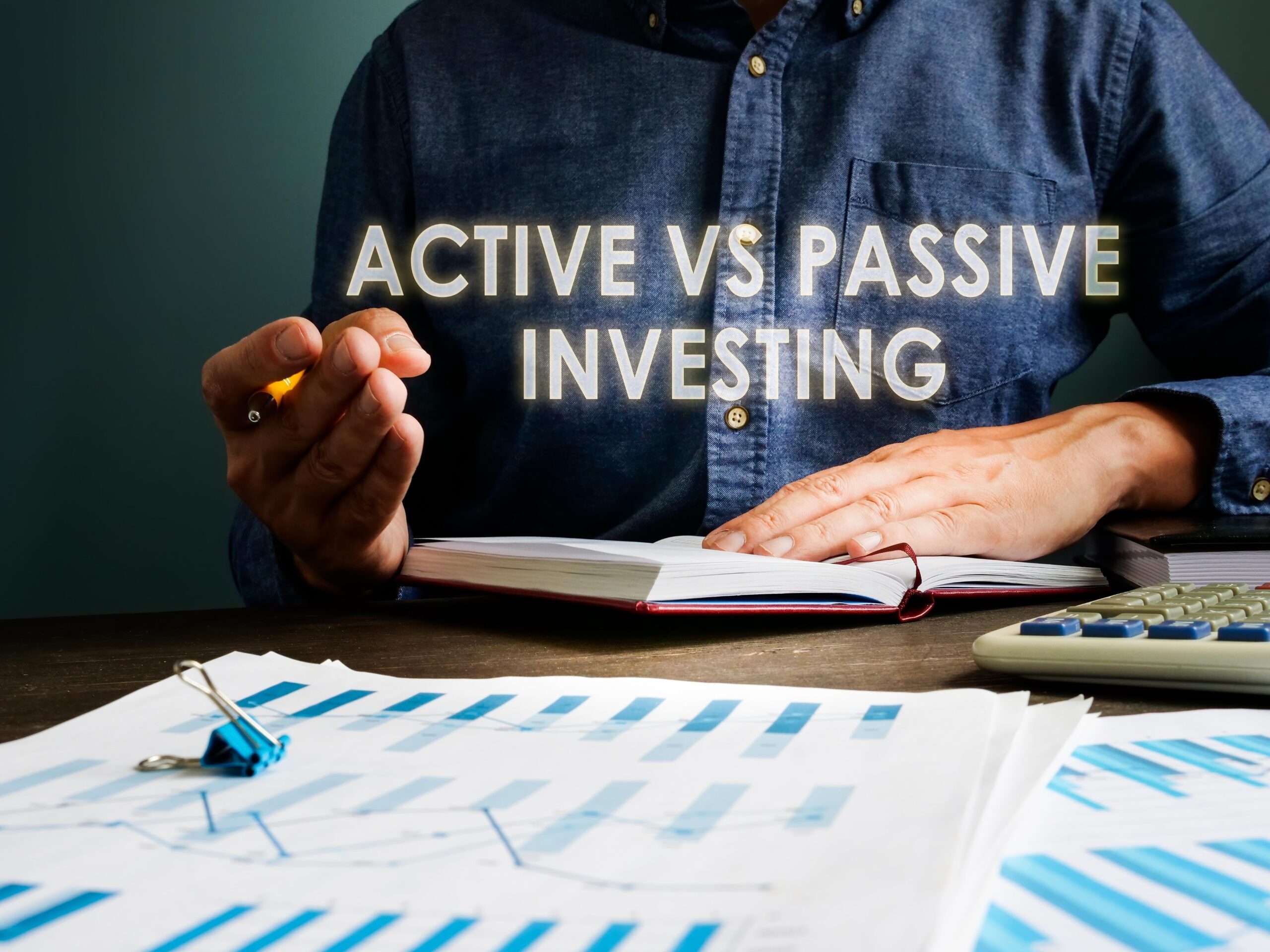 Comparativa entre inversión pasiva vs activa mostrando la diferencia de complejidad.